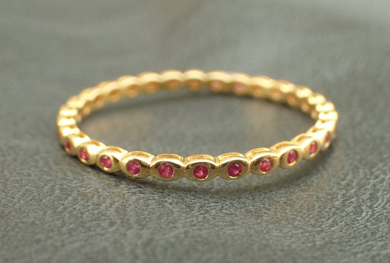 Rubin Eternity Band, Lünette Set 14K Solid Gold Voll Ring, Juli Birthstone Zarte Stapelbare Band von QCustomJewelry