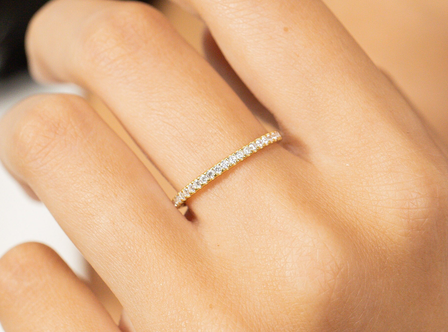 1.5mm Micro Pave Diamant Ehering, Halb Eternity Stapelbarer Ring, Jahrestagsgeschenke von QFineJewelry