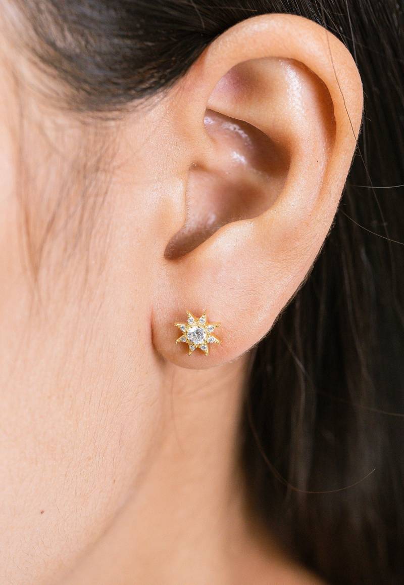 14K Gold Diamant Sonnen Ohrstecker Zierliches Sunburst Design von QFineJewelry