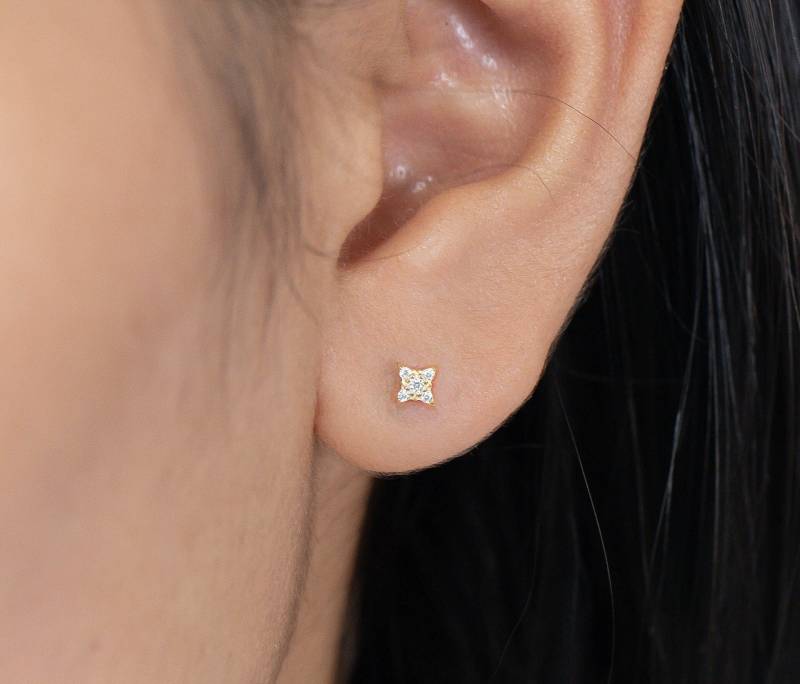 14K Massivgold Stern-Ohrstecker Zierlicher Diamant-Imitat von QFineJewelry