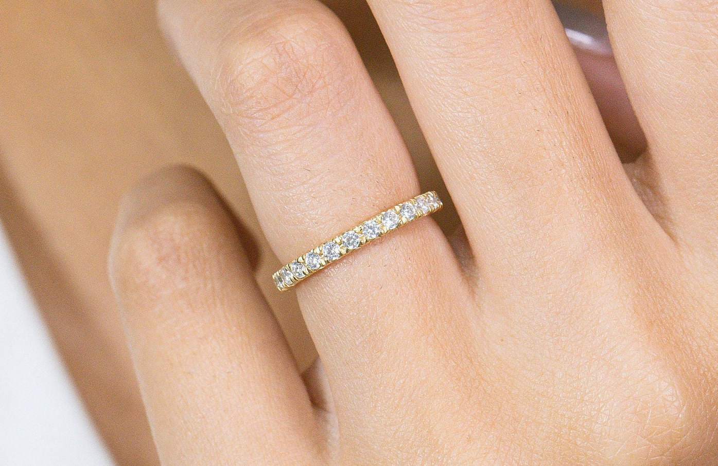 2, 0 Mm Fishtail Diamant Ehering, 14K Solid Gold Stapelbarer Ring, Zarter Eternity Ring von QFineJewelry