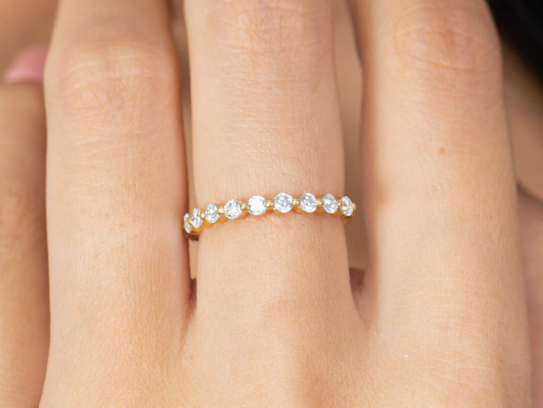 2, 0mm Diamant Ehering, Halb Eternity Bubble Prong Ring, Stapelbarer Ehering von QFineJewelry