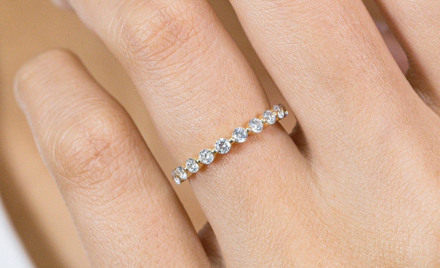 2.2 Mm Single Prong Diamant Jäten Ring, Halb Eternity Bubble Daimond Band, 14K Solid Gold Stapelring, Geschenk Für Sie von QFineJewelry