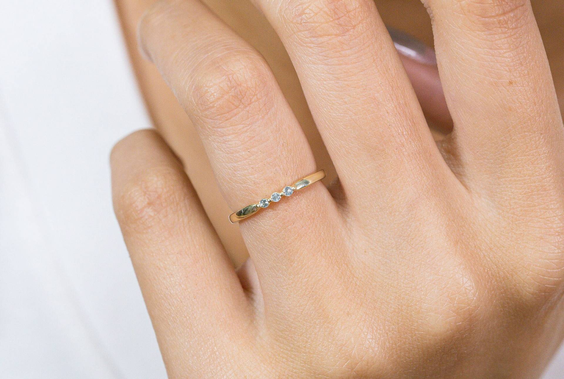 3 Steine Diamant Ring, 14K Solid Gold Band, Stapelbarer Zarter Zierlicher Ehering von QFineJewelry