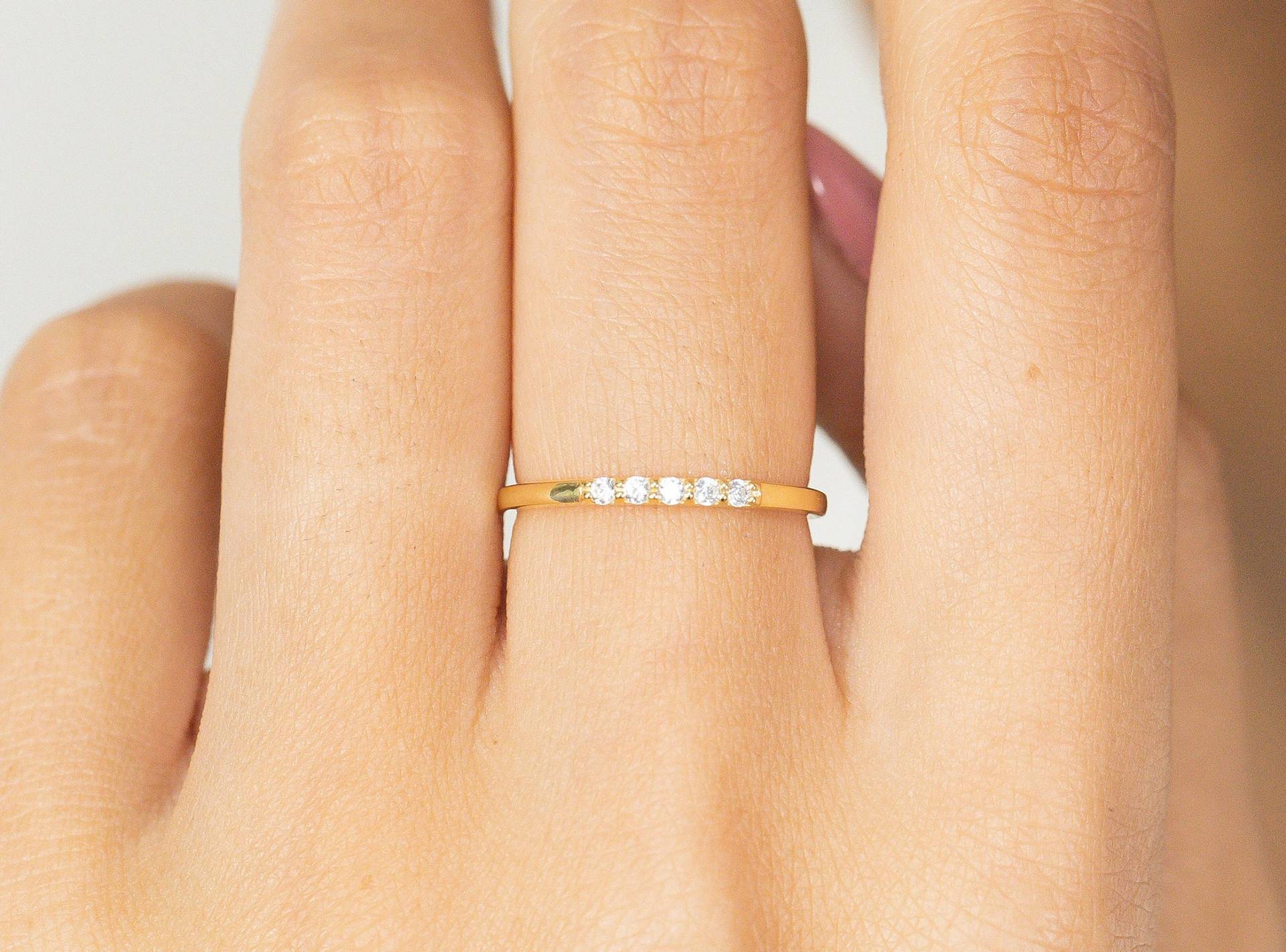 5 Stein Simulierter Diamant Ring, 14K Solid Gold Ehering, Verlobungsring, Einzigartiger Versprechen Ring von QFineJewelry