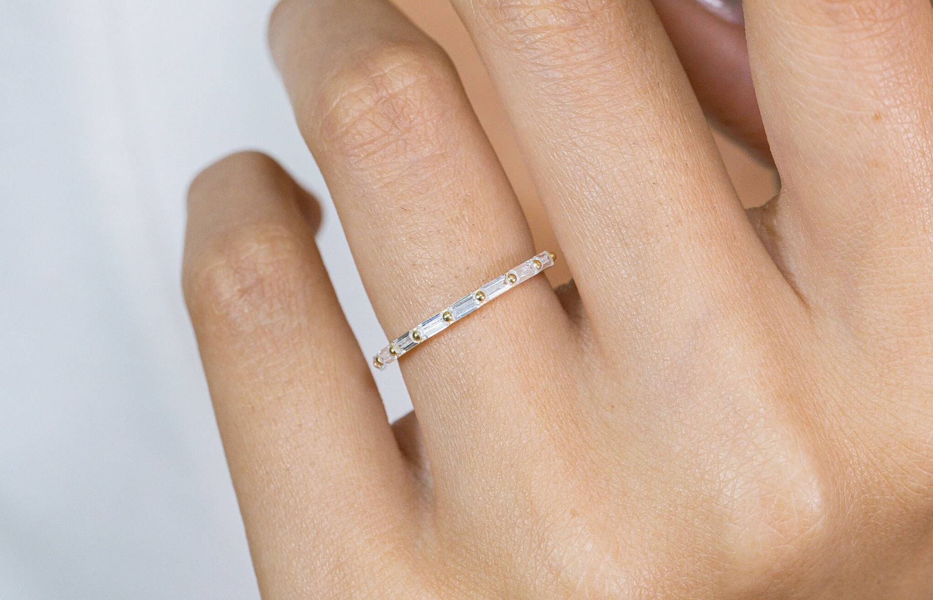 Baguette Diamant Ehering, 14K Solid Gold Geteilter Krappen Ring, Stapelbarer Halb Eternity Band, Zierlicher Minimal Schmuck von QFineJewelry