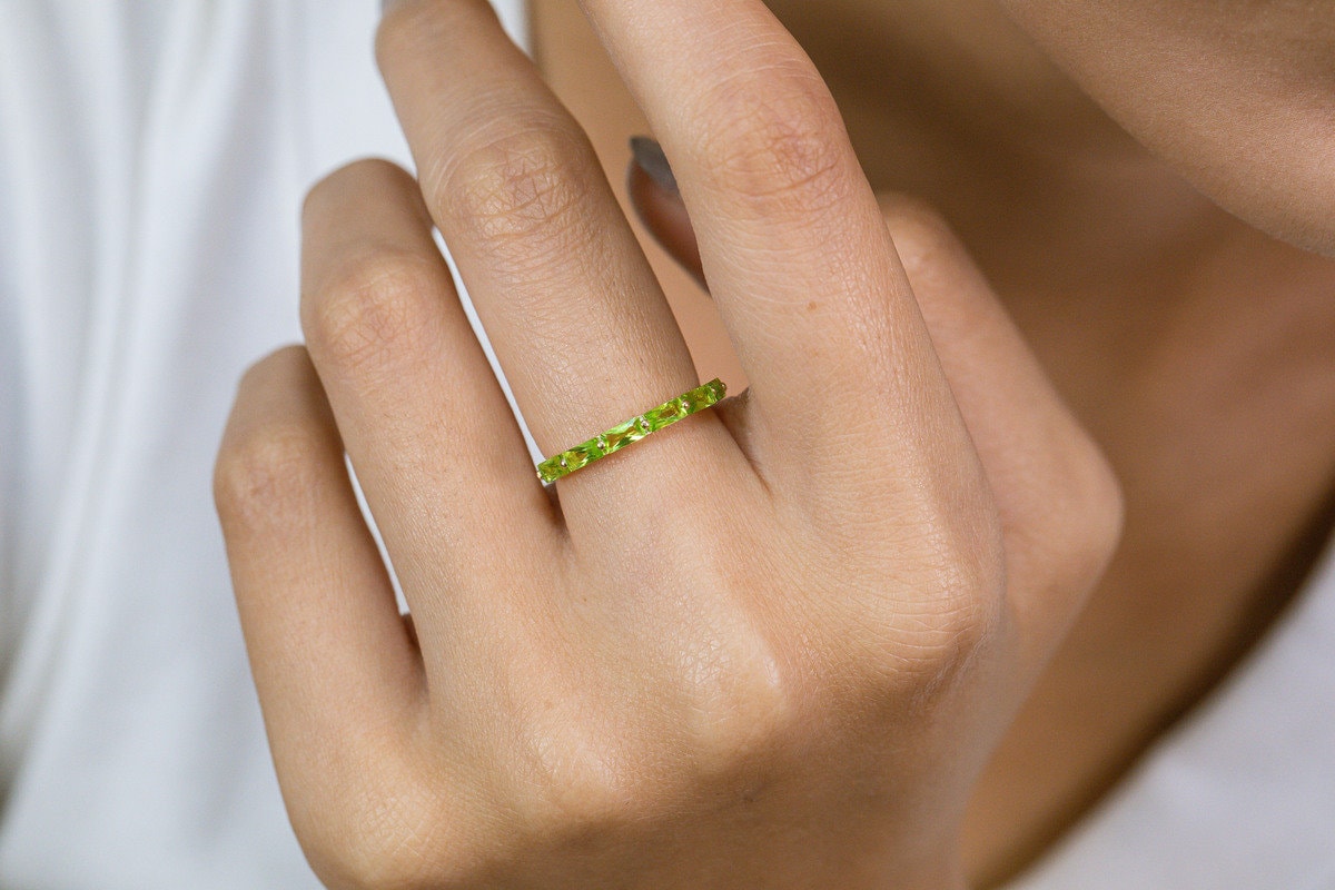 Baguette Peridot Ehering, 14K Solid Gold Shared Prong Ring, August Birthstones, Half Eternity Band, Zierlicher Minimal Schmuck von QFineJewelry