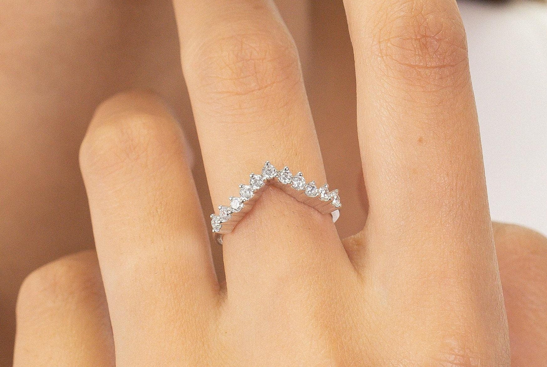 Chevron Diamant Ehering, 14K Solid Gold V Form Stapelring, Perfekt Passender Ring von QFineJewelry
