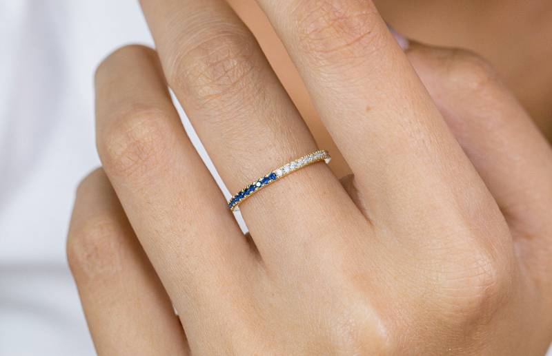 Diamant & Blauer Saphir 14K Gold Eternity Band von QFineJewelry