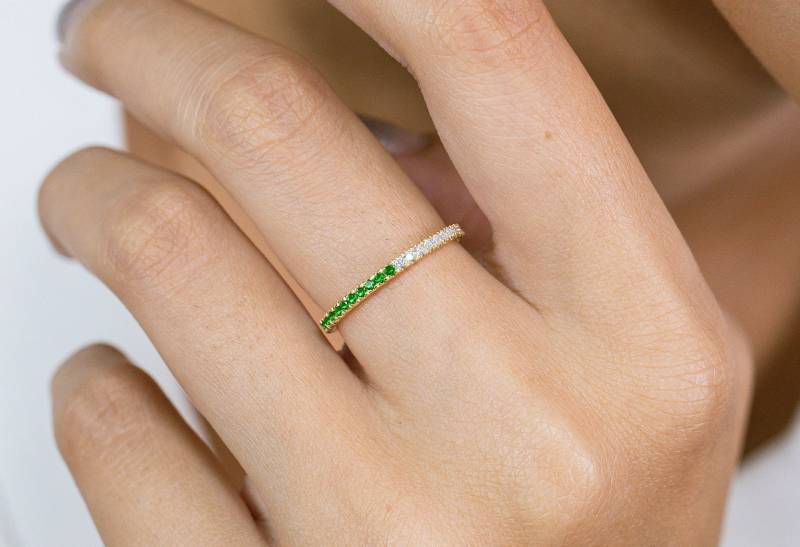 Diamant & Peridot 14K Gold Eternity Band - August Birthstone Ring von QFineJewelry