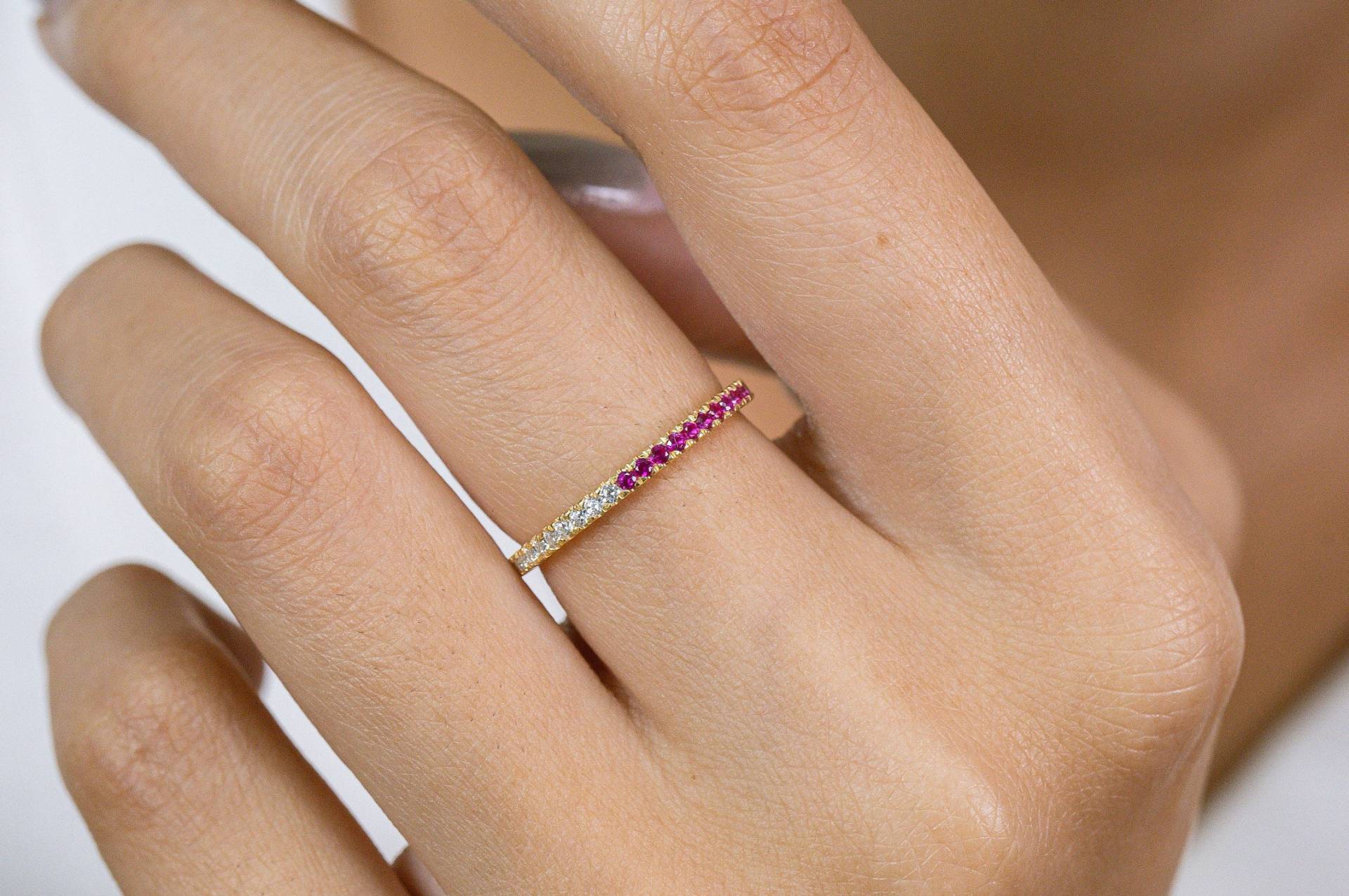 Diamant Und Rubin Eternity Band, Birthstone Mit Diamantring, Juli Ring, Full Stackable Ring von QFineJewelry