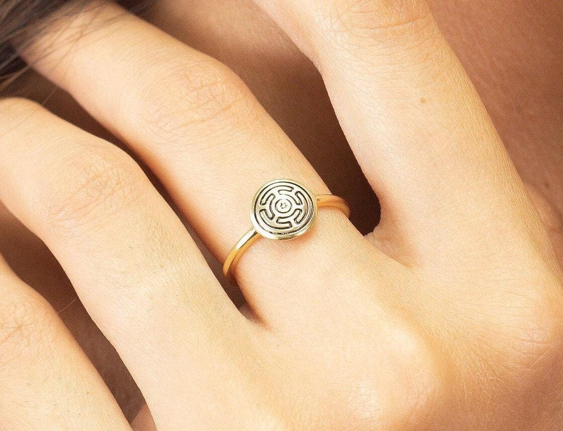 Hecate Ring, 14K Solid Gold Hecate's Magic Strophalos Rad Der Hekate Symbol Schmuck, Talisman Göttin Ring von QFineJewelry