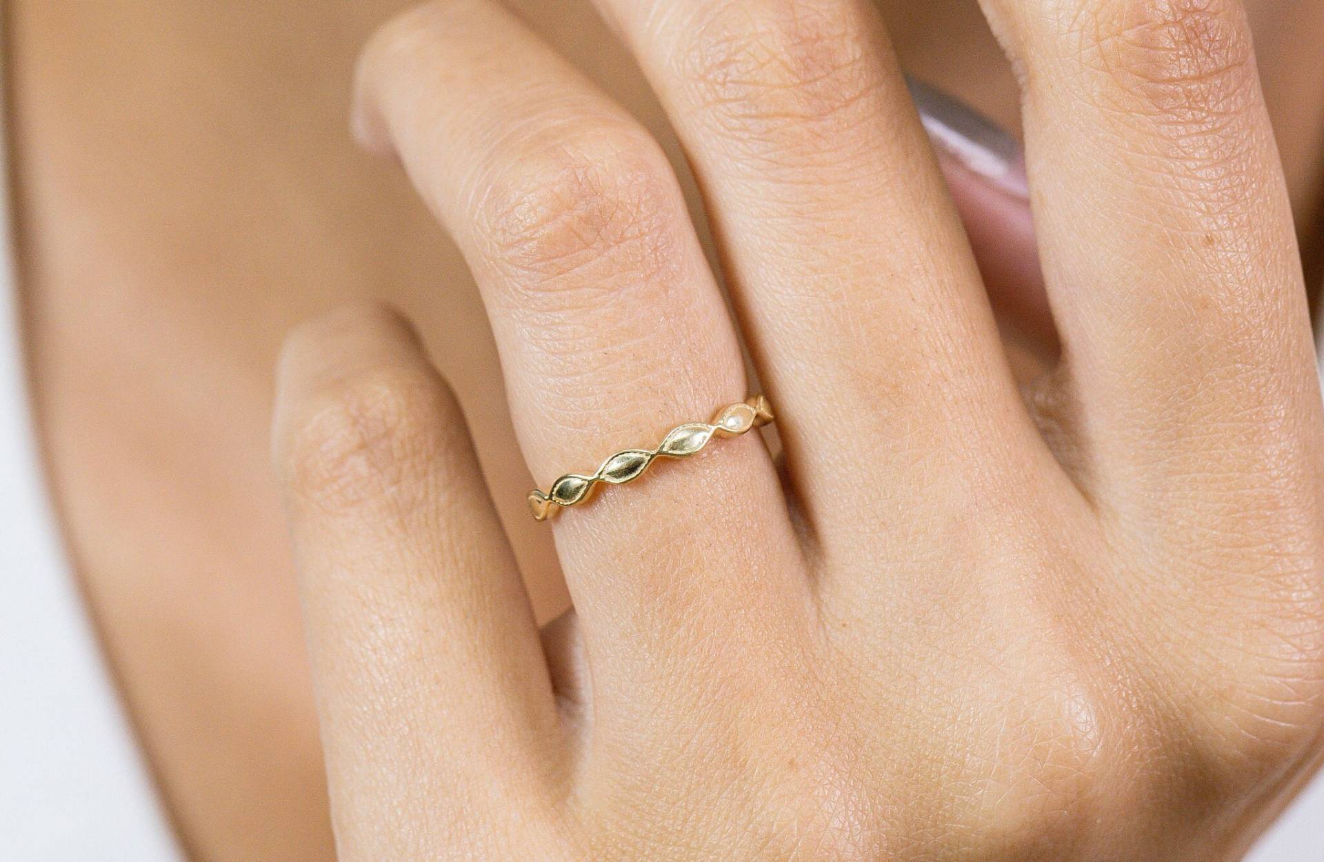 Marquise Form Ehering, 14K Solid Gold Ring, Stapel Dünner Zierlicher Ehering von QFineJewelry