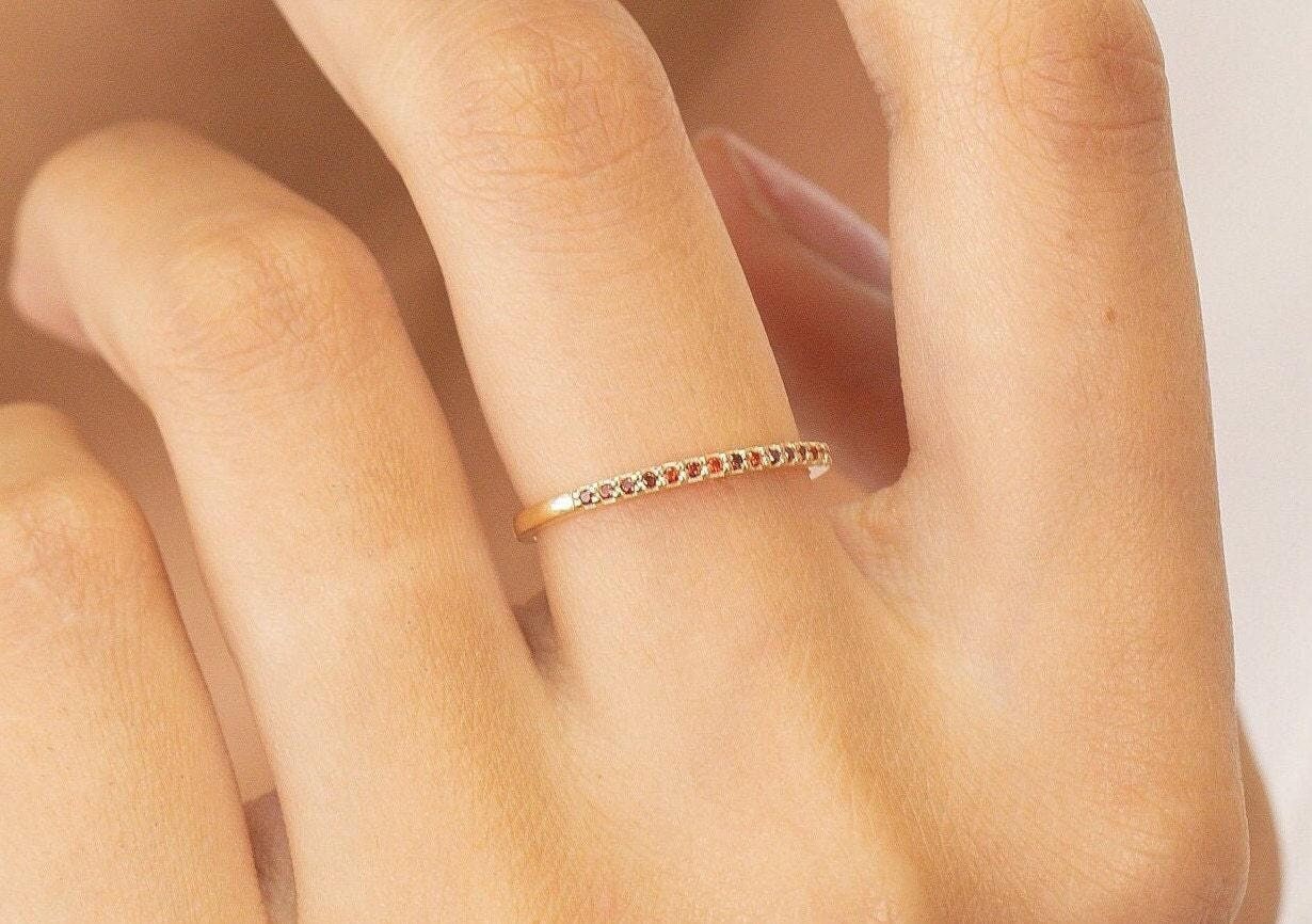 Micro Pave Granat Ehering, 14K Solid Gold Dainty Stapelbare Band, Januar Birthstones, Stapelring, Valentinstag Verkauf von QFineJewelry