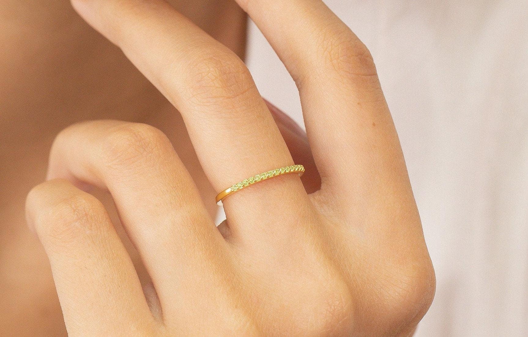 Micro Pave Peridot Ehering, 14K Solid Gold Zierliches Stapelbares Band, August Geburtssteine, Stapelring von QFineJewelry