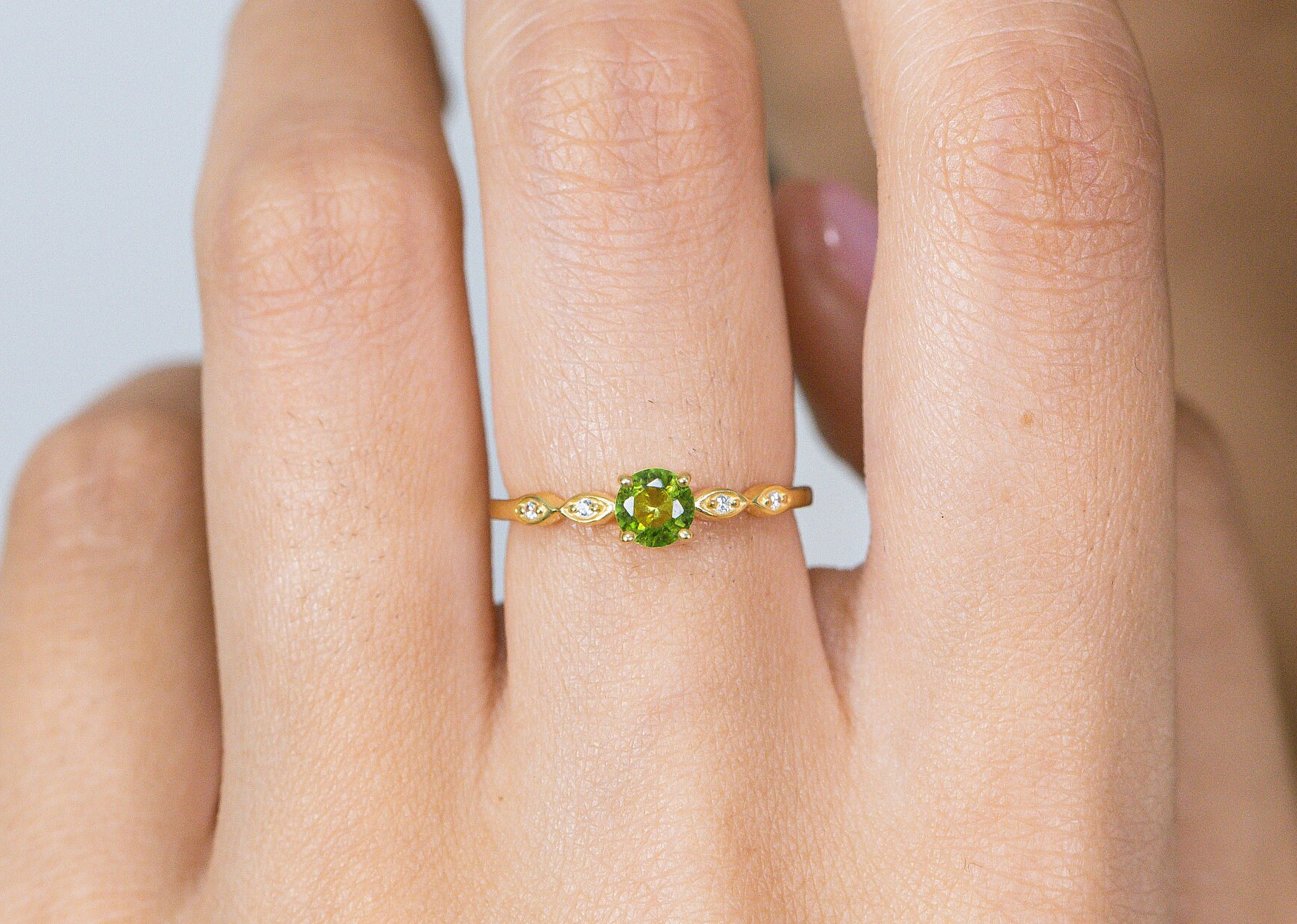 Peridot Und Diamant Verlobungsring, August Birthstone Ring, Jubiläumsring, 14K Gold Einzigartiger Versprechensring, Ehering von QFineJewelry