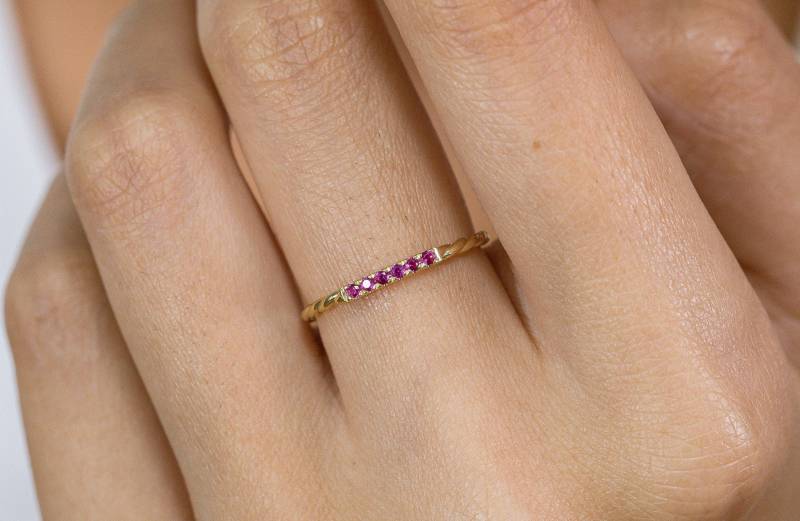 Minimal Rubin Ring 14K Solid Gold Twisted Ehering von QFineJewelry