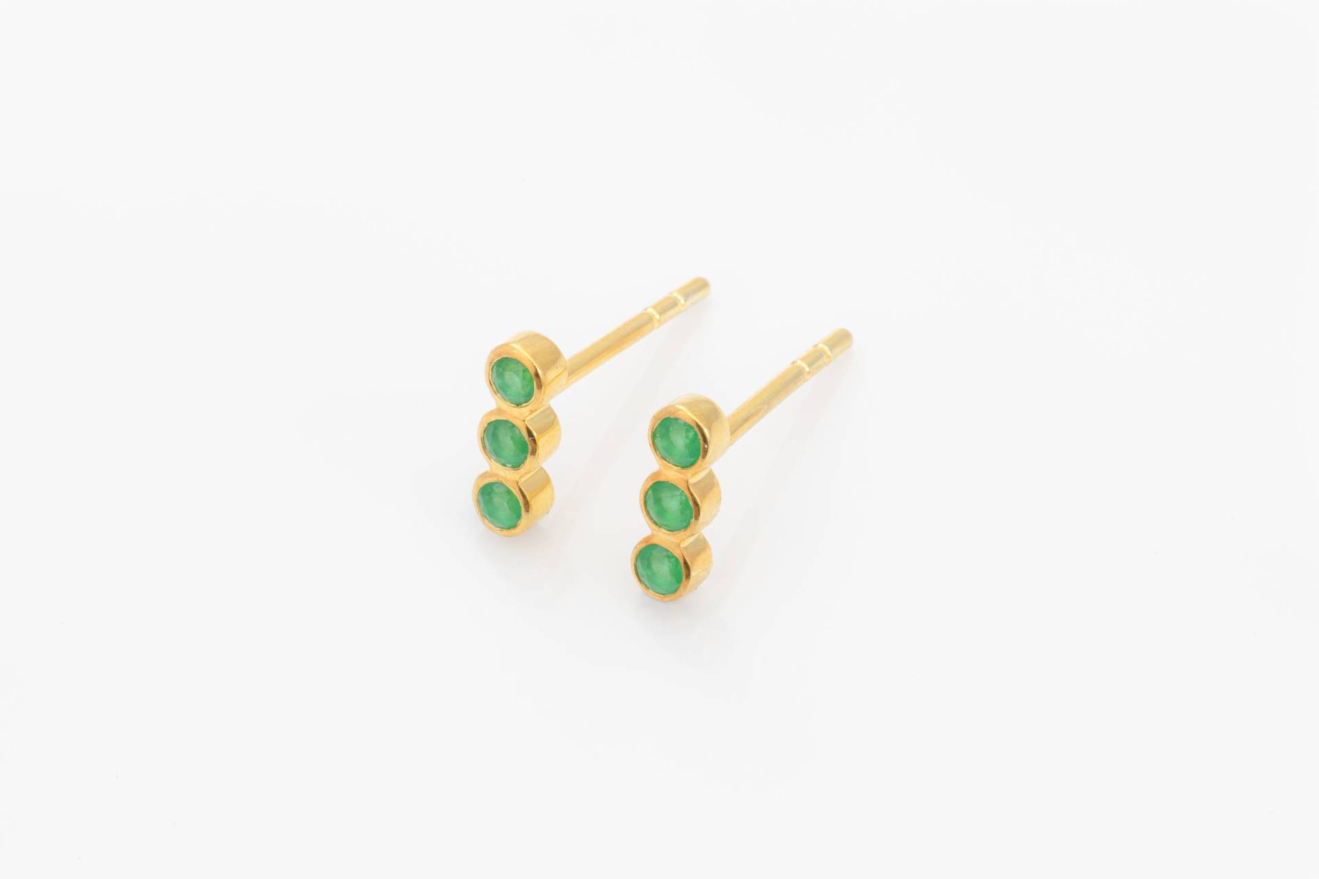 Smaragd Bar Ohrstecker, Mai Birthstone Geschenk, Zierliche Drei Stein Ohrringe, 14K Gold Minimalist Edelstein Ohrringe von QFineJewelry