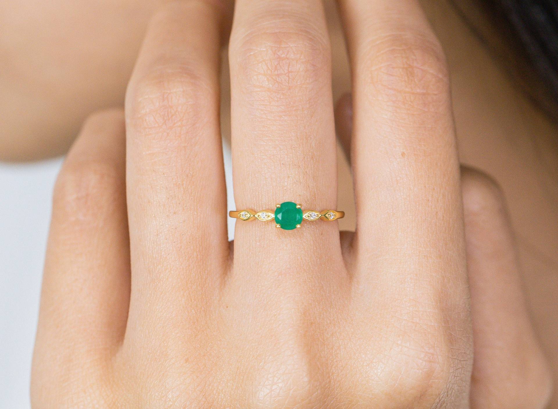 Smaragd Und Diamant Verlobungsring, Mai Birthstone Ring, Jahrestag 14K Gold Einzigartiger Versprechen Ring von QFineJewelry