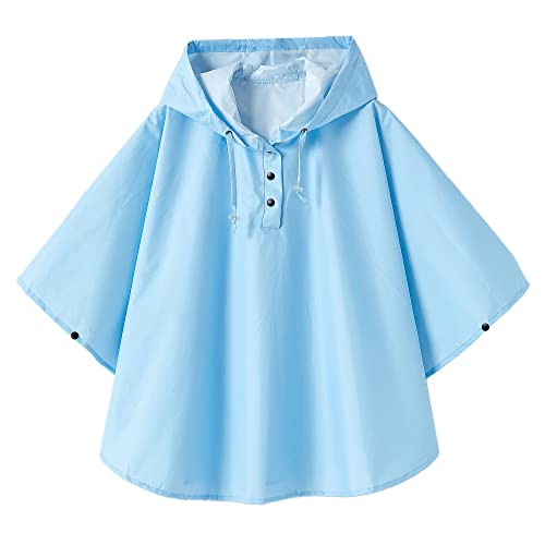 QIKADO Regencape Kinder mit Extra Langem Rücken für Schulranzen, Knopfverschlüsse an den Seiten, ist Leicht und hat ein Atmungsaktives Hellblau L 122/128 QIKADO Regencape Kinder mit Extra Langem Rücken für Schulranzen, Knopfverschlüsse an den Seiten, ist Leicht und hat ein Atmungsaktives Hellblau L 122/128 von QIKADO