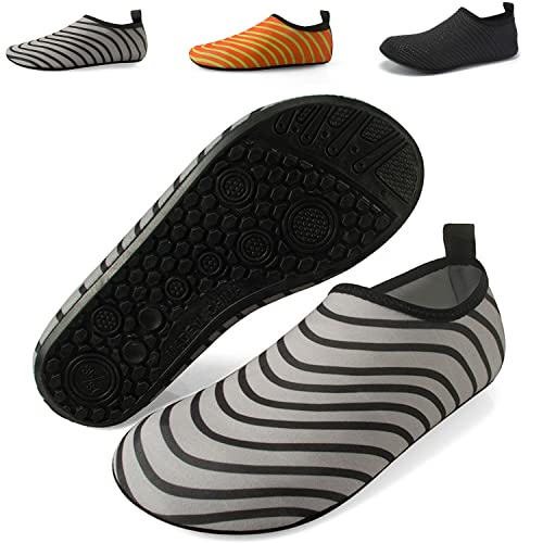 QJJQ Badeschuhe Damen Herren Wasserschuhe Strandschuhe Schnell Trocknend Barfußschuhe Schwimmschuhe Atmungsaktiv Leicht Aquaschuhe Surfschuhe rutschfeste, Grau, 42/43 EU von QJJQ