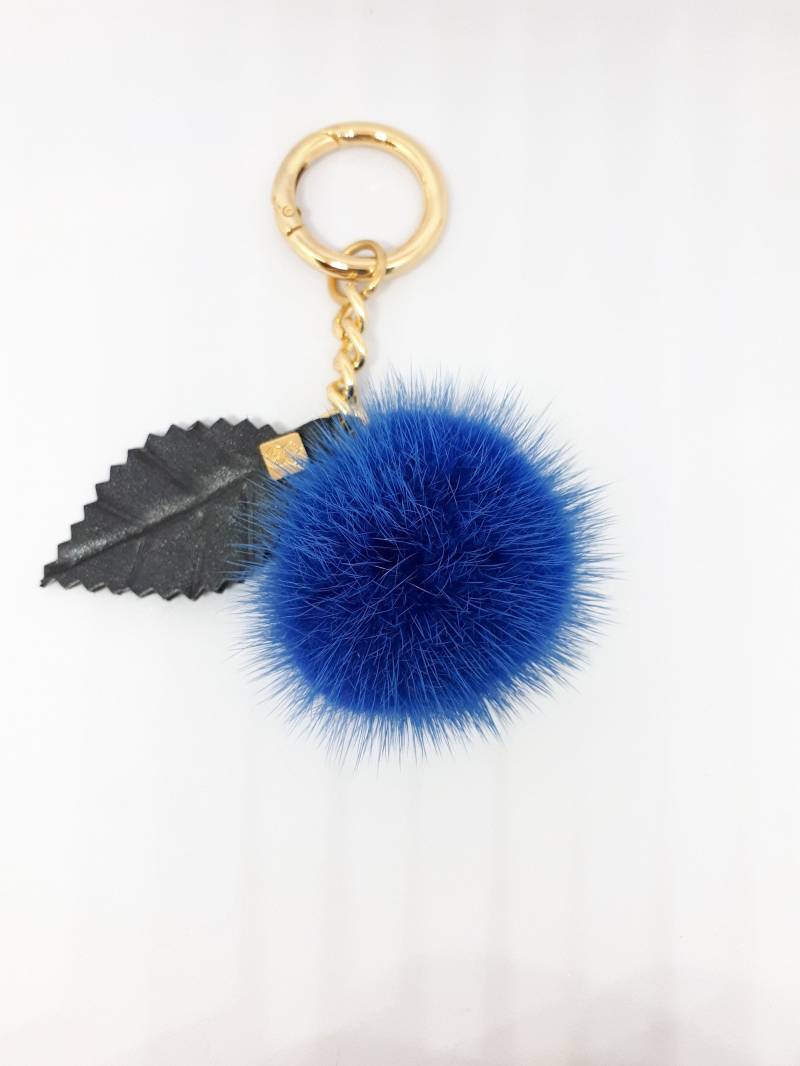 1 Mink Pompom Taschenanhänger Schlüsselanhänger Mit Kette Und Echt Leder Blatt 1 Mink Pompom Taschenanhänger Schlüsselanhänger Mit Kette Und Echt Leder Blatt von QLeathercom