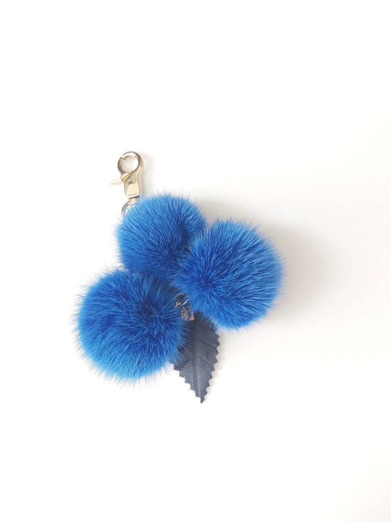 Blau Nerz Taschenanhänger Schlüsselanhänger Pompom Mit Kette Und Echtes Leder Blatt Blau Nerz Taschenanhänger Schlüsselanhänger Pompom Mit Kette Und Echtes Leder Blatt von QLeathercom