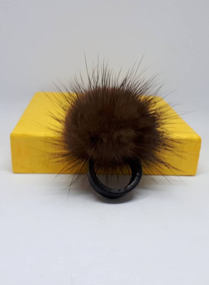 Brauner Pelziger Ring, Nerz Bommelring, Ring Mit Echtem Leder von QLeathercom