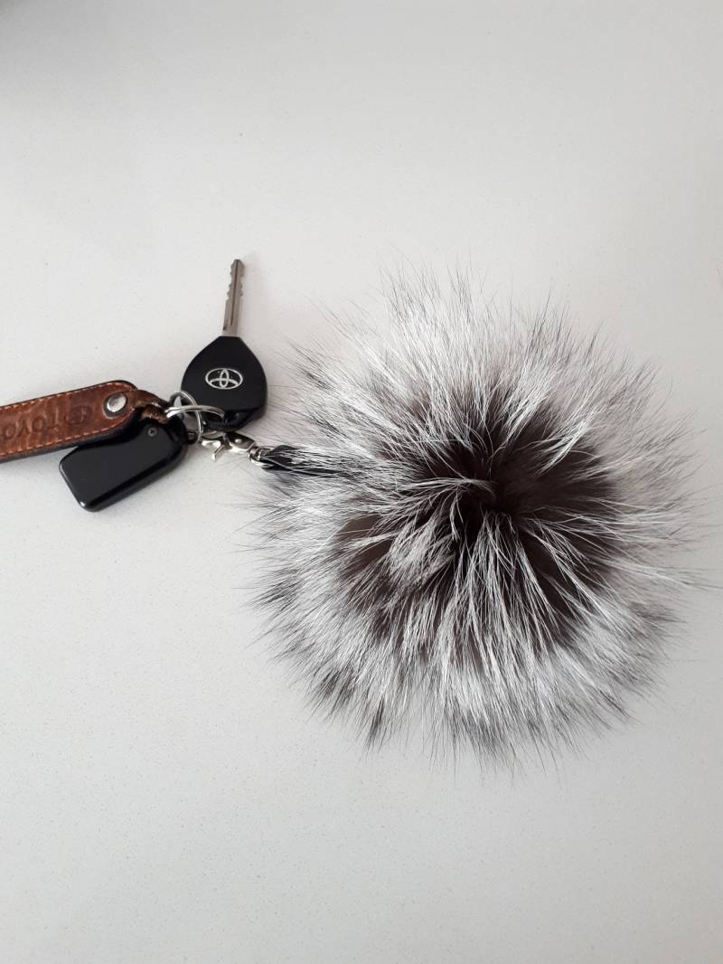 Echter Silberfuchs Pompom Taschenanhänger Schlüsselanhänger Mit Echt Lederband Echter Silberfuchs Pompom Taschenanhänger Schlüsselanhänger Mit Echt Lederband von QLeathercom