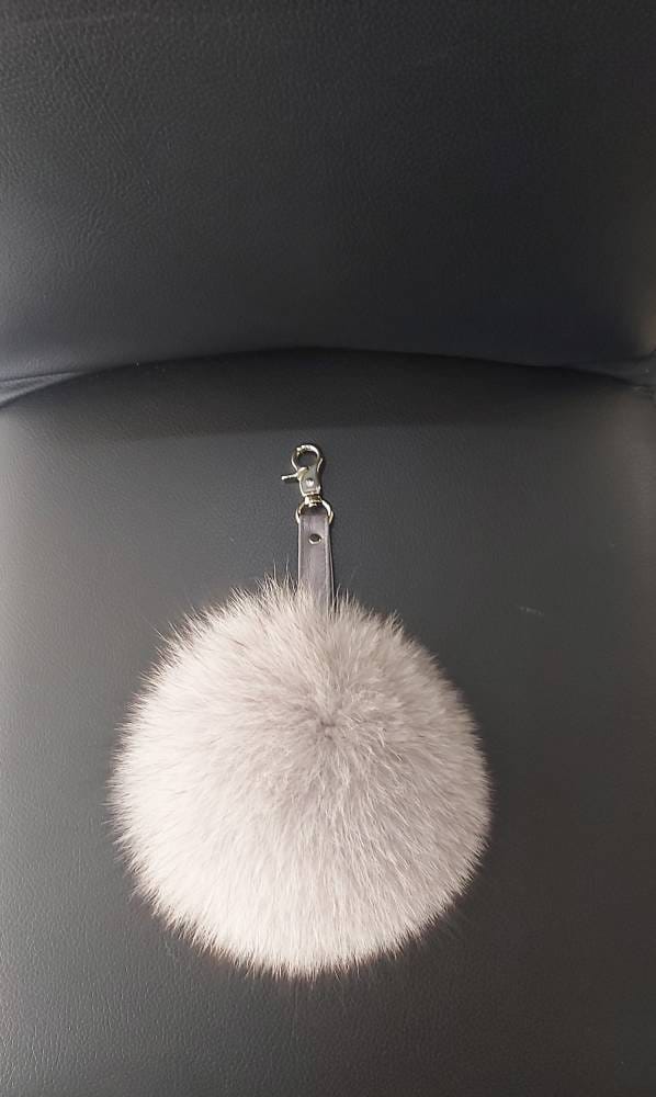 Echtes Grey Fuchs Pelz Pompom Schlüsselanhänger Mit Echtem Lederband. Flauschig Weicher Grauer Fuchs Bommel Schlüsselanhänger Echtes Grey Fuchs Pelz Pompom Schlüsselanhänger Mit Echtem Lederband. Flauschig Weicher Grauer Fuchs Bommel Schlüsselanhänger von QLeathercom