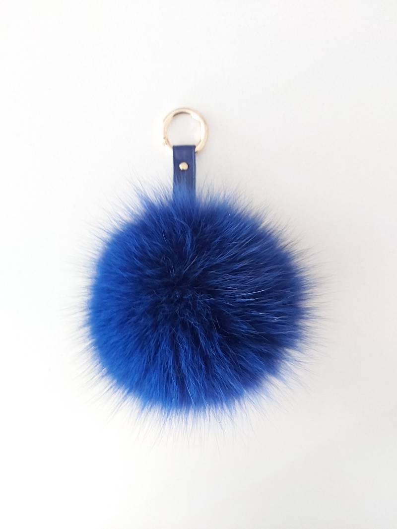 Flauschige Blaue Farbe Fuchs Pelz Pompom Schlüsselanhänger Mit Echtem Lederband, Echtpelz Pusteblumen Rundring-Verschluss Flauschige Blaue Farbe Fuchs Pelz Pompom Schlüsselanhänger Mit Echtem Lederband, Echtpelz Pusteblumen Rundring-Verschluss von QLeathercom