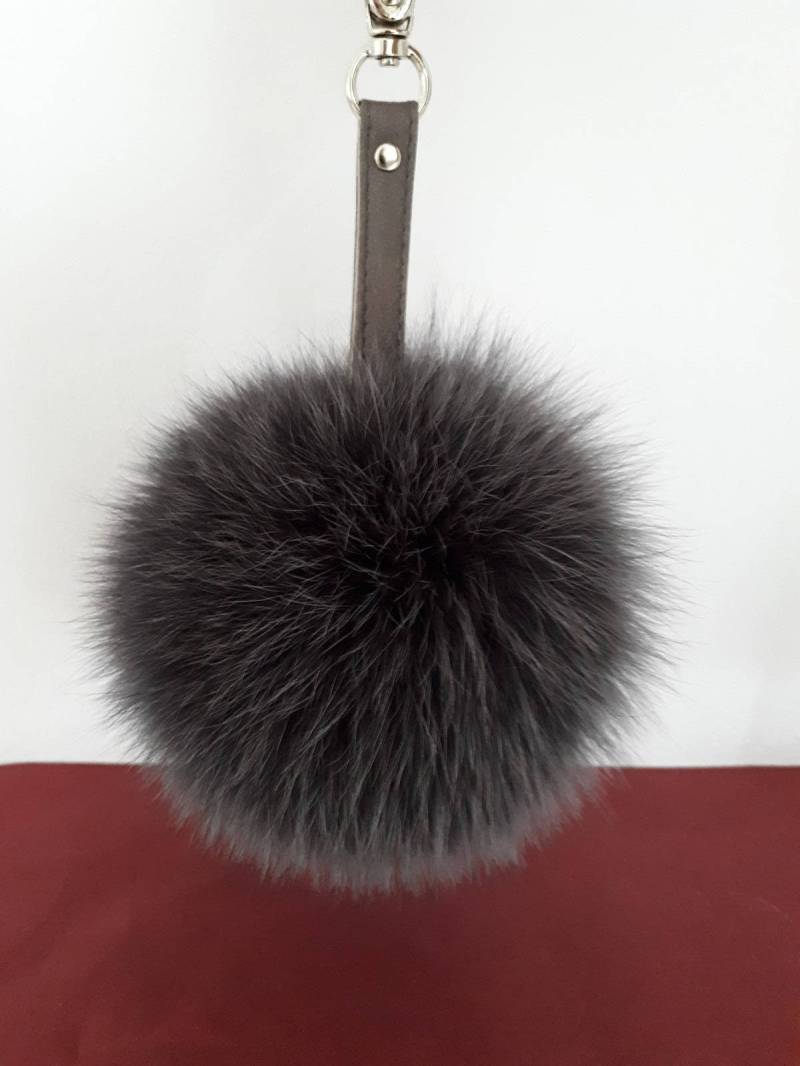 Flauschiger Anthrazit Pelz Pompom Schlüsselanhänger Mit Echtem Lederband, Echter Fuchspelz in Dunkel Grau Farbe, Karabinerverschluss Flauschiger Anthrazit Pelz Pompom Schlüsselanhänger Mit Echtem Lederband, Echter Fuchspelz in Dunkel Grau Farbe, Karabinerverschluss von QLeathercom