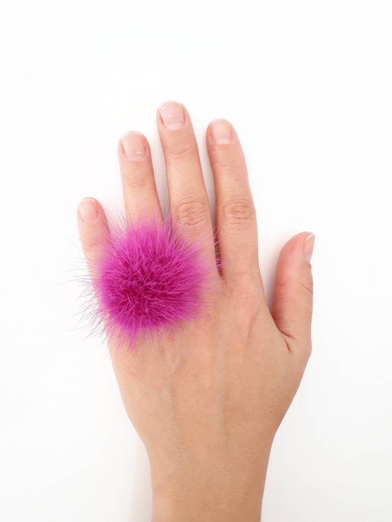 Fuchsia Pelz Ring, Nerz Bommel Fingerring Aus Mit Echtem Leder Fuchsia Pelz Ring, Nerz Bommel Fingerring Aus Mit Echtem Leder von QLeathercom