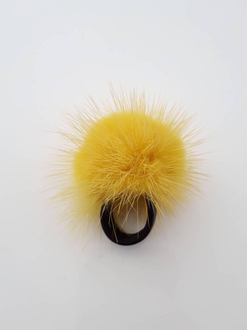 Gelber Nerzring, Fellpompom Ring, Nerzring Mit Echtem Leder. Echt Fell Ring von QLeathercom