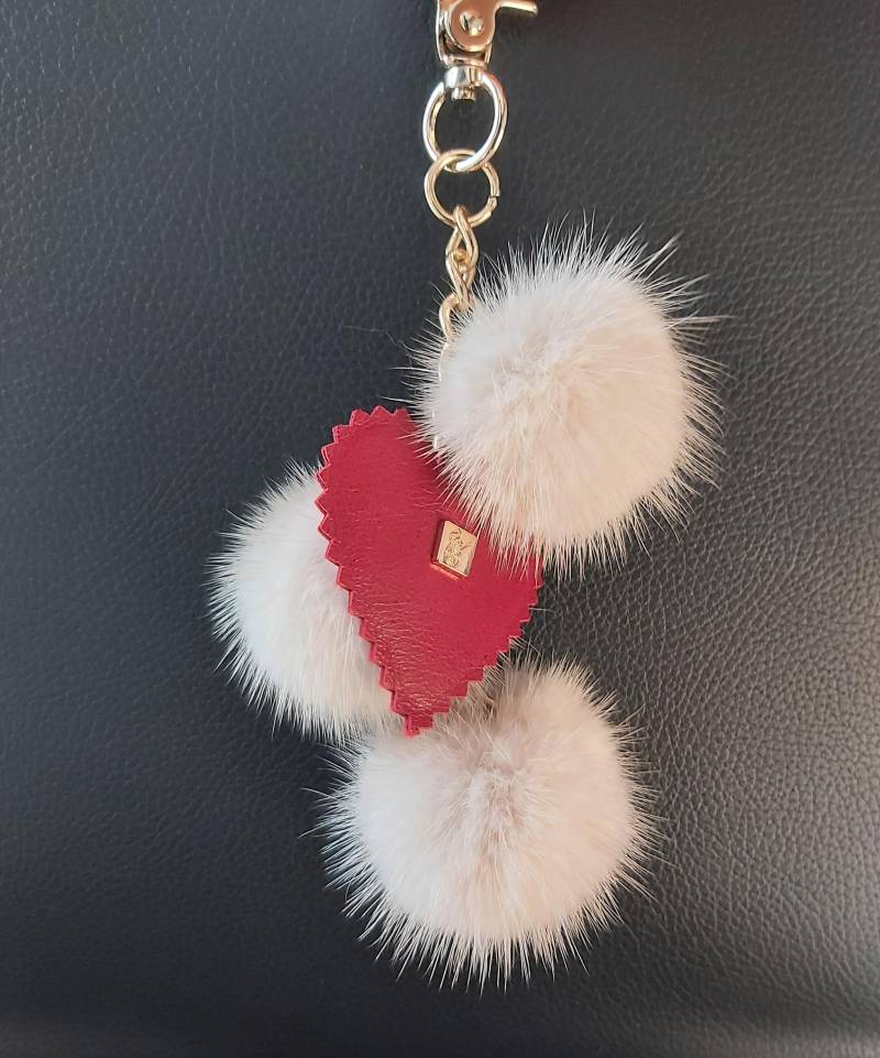 Herz Leder Und Beige Nerz Pompoms, Handgefertigter Taschenanhänger Schlüsselanhänger Schlüsselanhänger von QLeathercom