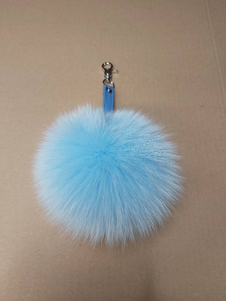 Light Blue Fuchs Pompom Schlüsselring. Schlüsselanhänger Mit Fellpuschel Und Echt Lederband Light Blue Fuchs Pompom Schlüsselring. Schlüsselanhänger Mit Fellpuschel Und Echt Lederband von QLeathercom