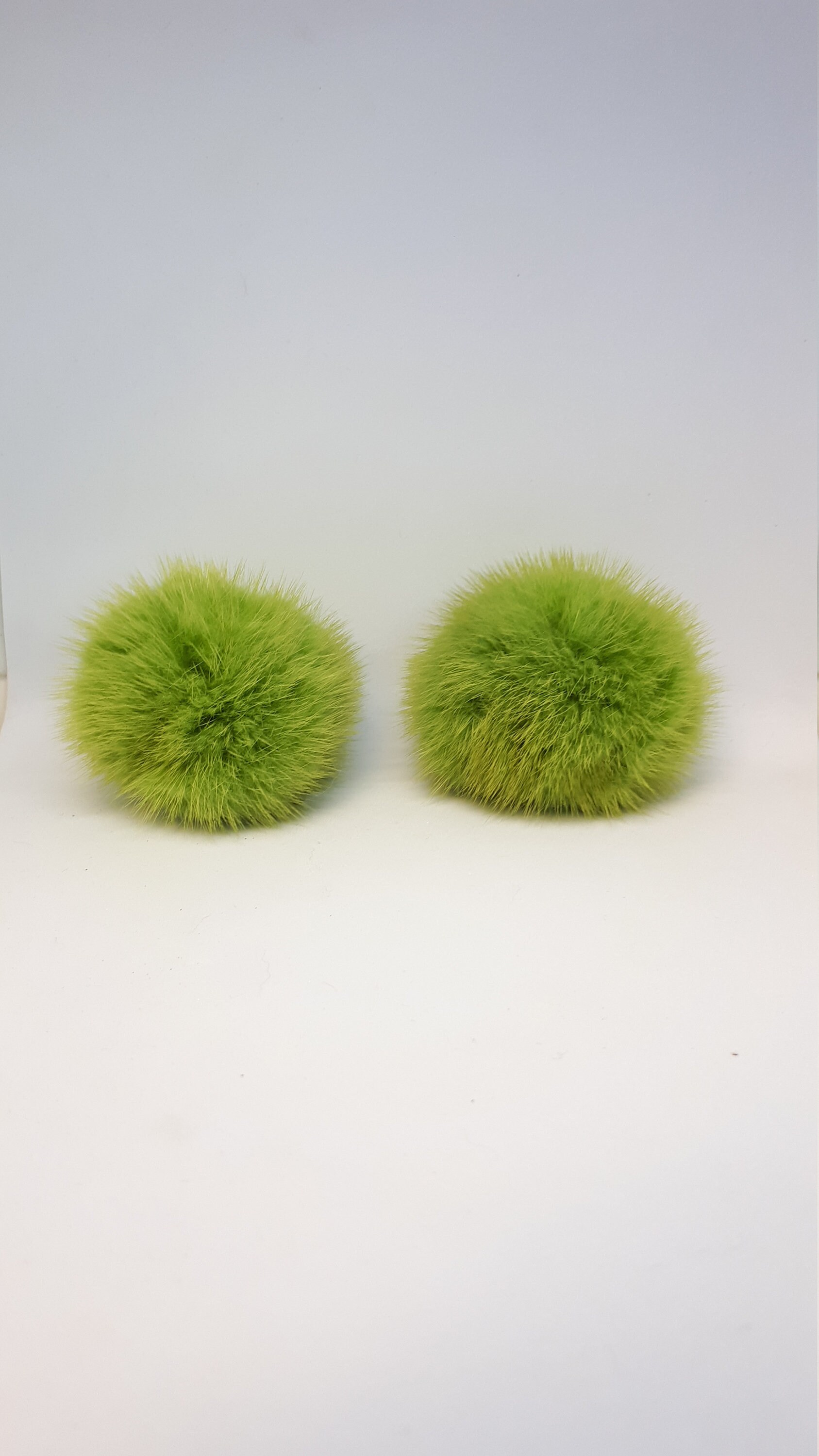 Lindgrüne Schuhclips. Zwei Mink Pompom Clips, Ein Paar Nerz Pompoms Geeignet Um Sie in Schuhe Zu Clippen Lindgrüne Schuhclips. Zwei Mink Pompom Clips, Ein Paar Nerz Pompoms Geeignet Um Sie in Schuhe Zu Clippen von QLeathercom