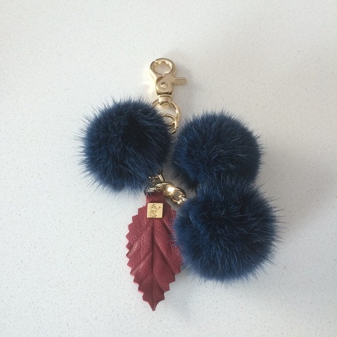 Navy Nerz Taschenanhänger Schlüsselanhänger Pompom Mit Kette Und Echtes Leder Blatt Navy Nerz Taschenanhänger Schlüsselanhänger Pompom Mit Kette Und Echtes Leder Blatt von QLeathercom