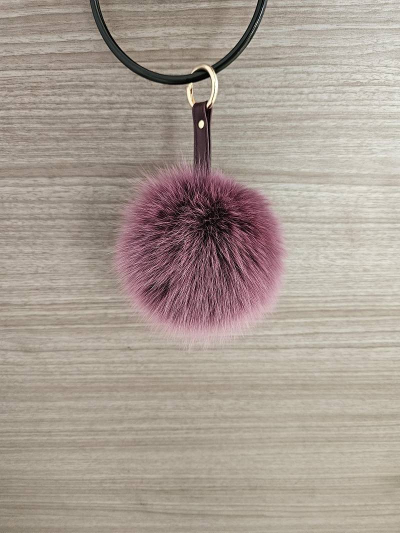 Schlüsselanhänger Pflaume Echt Pelz Pompom. Fluffy Fuchs Pompom Mit Lederband Und Rundring-Verschluss von QLeathercom