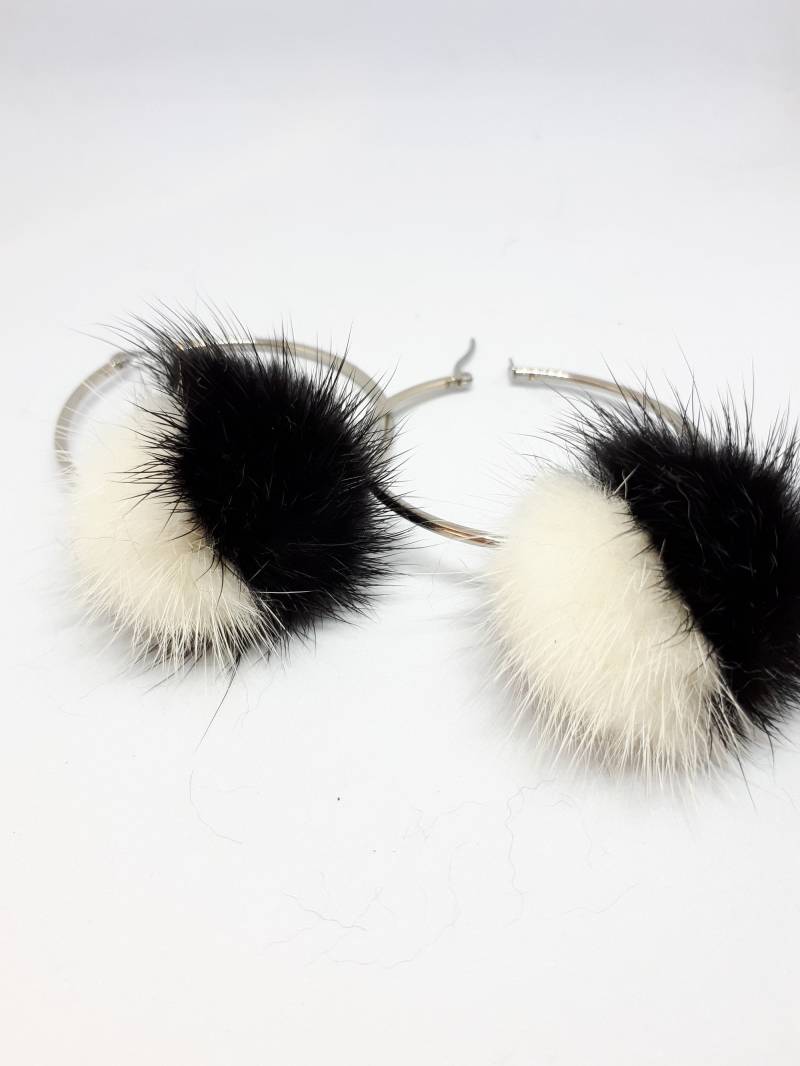 Schwarz Und Weiß Nerz Pompom Creolen. Edelstahl Creolen Mit Fellbommel. Ohrstecker Schwarz Und Weiß Nerz Pompom Creolen. Edelstahl Creolen Mit Fellbommel. Ohrstecker von QLeathercom