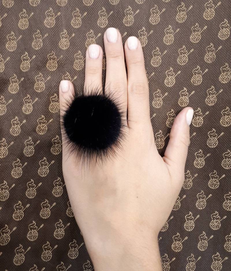 Schwarzer Pelziger Ring, Nerz Pompom Fingerring Mit Echtem Leder von QLeathercom