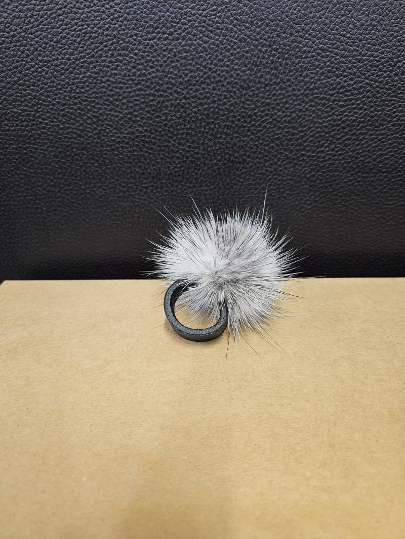 Schwarzes Kreuz Nerz Ring, Pelzpompom Fingerring Mit Echtem Leder. Echt Fell Ring Schwarzes Kreuz Nerz Ring, Pelzpompom Fingerring Mit Echtem Leder. Echt Fell Ring von QLeathercom