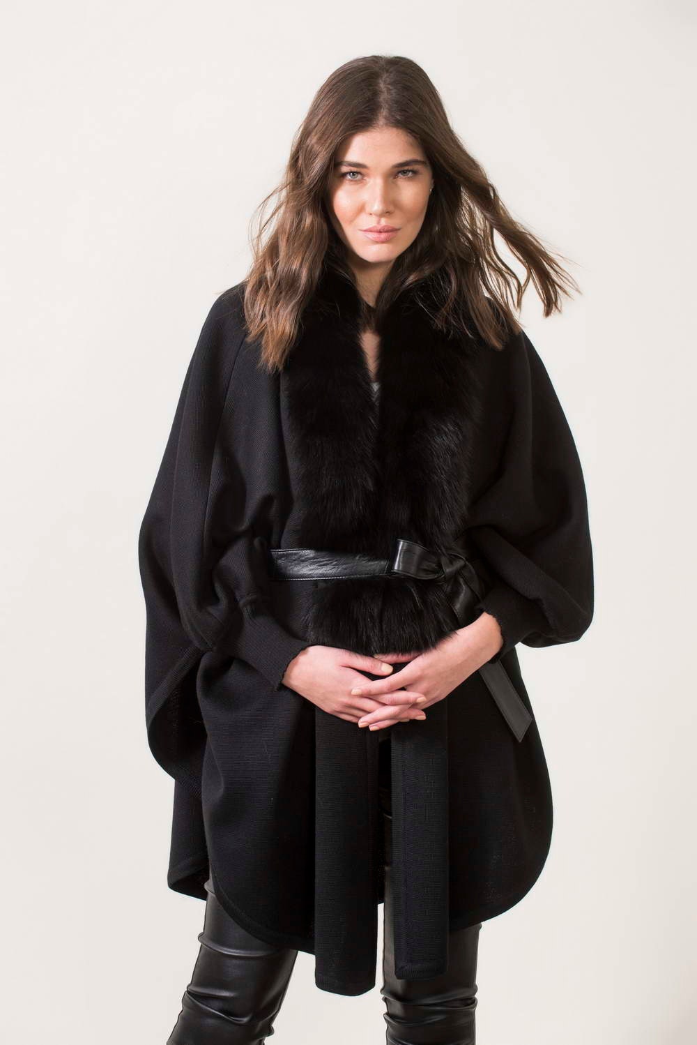 Schwarzes Strickcape Mit Fuchsbesatz. Einheitsgröße von QLeathercom