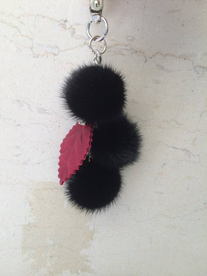 Schwarzkirsche Nerz Taschenanhänger Schlüsselanhänger Pompom Mit Kette Und Echtes Leder Blatt Schwarzkirsche Nerz Taschenanhänger Schlüsselanhänger Pompom Mit Kette Und Echtes Leder Blatt von QLeathercom
