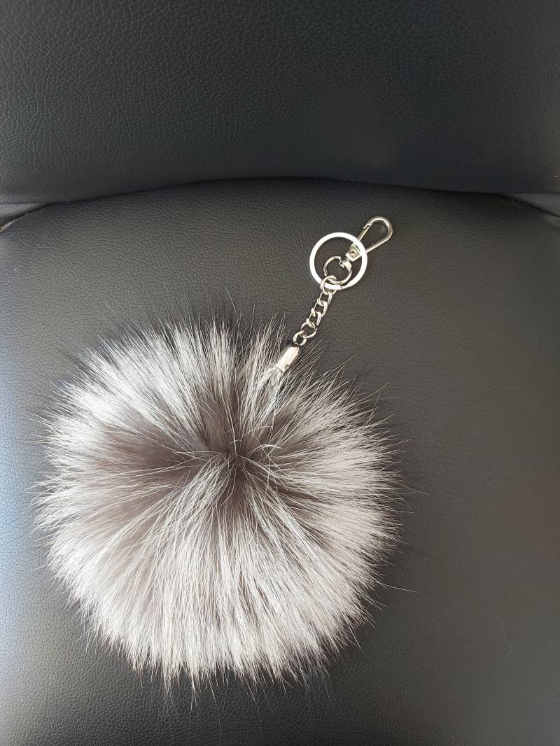 Silver Fox Pompom Schlüsselanhänger Mit Kunstleder Band. Fuchs Taschenanhänger. Pelz Schlüsselanhänger Silver Fox Pompom Schlüsselanhänger Mit Kunstleder Band. Fuchs Taschenanhänger. Pelz Schlüsselanhänger von QLeathercom