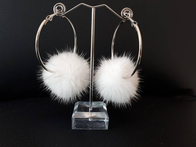 Weiße Fell Pompon Creolen. Edelstahl Ohrringe Mit Fell von QLeathercom