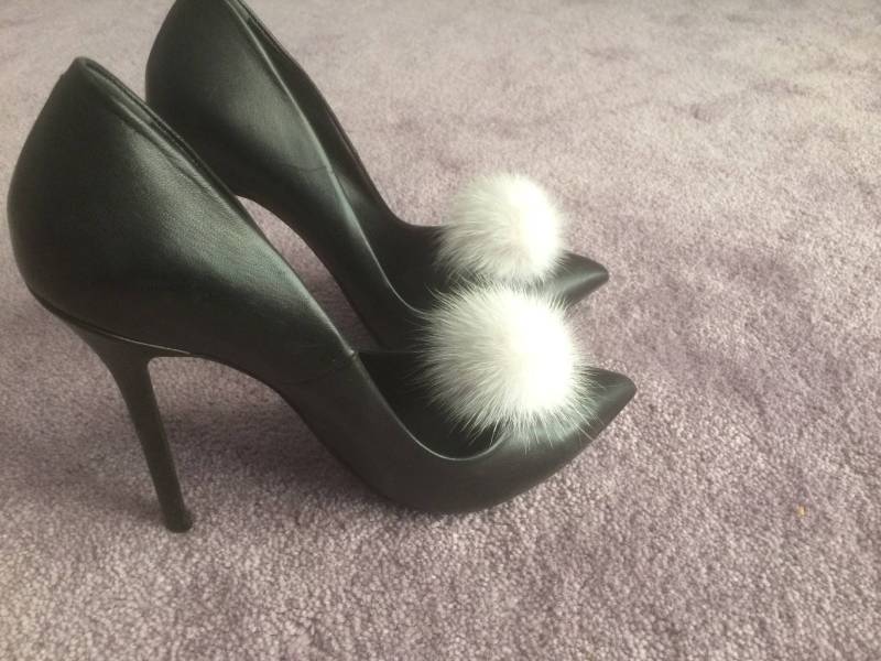 Weiße Pompom Schuhclips, Ein Paar Pompoms Aus Nerz, Geeignet Um Sie in Schuhe, Shirts Und Vieles Mehr Zu Clippen Weiße Pompom Schuhclips, Ein Paar Pompoms Aus Nerz, Geeignet Um Sie in Schuhe, Shirts Und Vieles Mehr Zu Clippen von QLeathercom