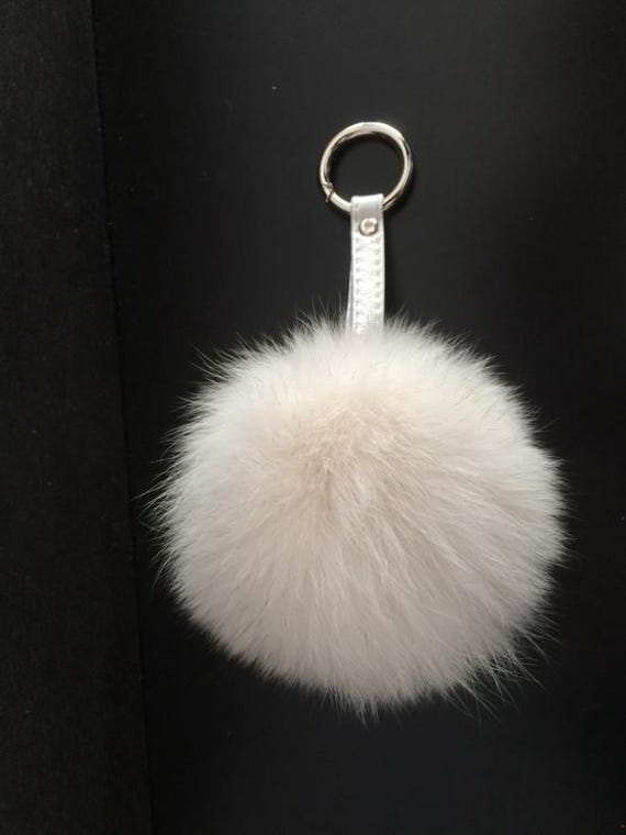 Weißer Fuchs Pelz Pompom Schlüsselanhänger, Pelz Bommel Schlüsselanhänger Mit Echtem Lederband, Echtpelz, Rundring-Verschluss Weißer Fuchs Pelz Pompom Schlüsselanhänger, Pelz Bommel Schlüsselanhänger Mit Echtem Lederband, Echtpelz, Rundring-Verschluss von QLeathercom