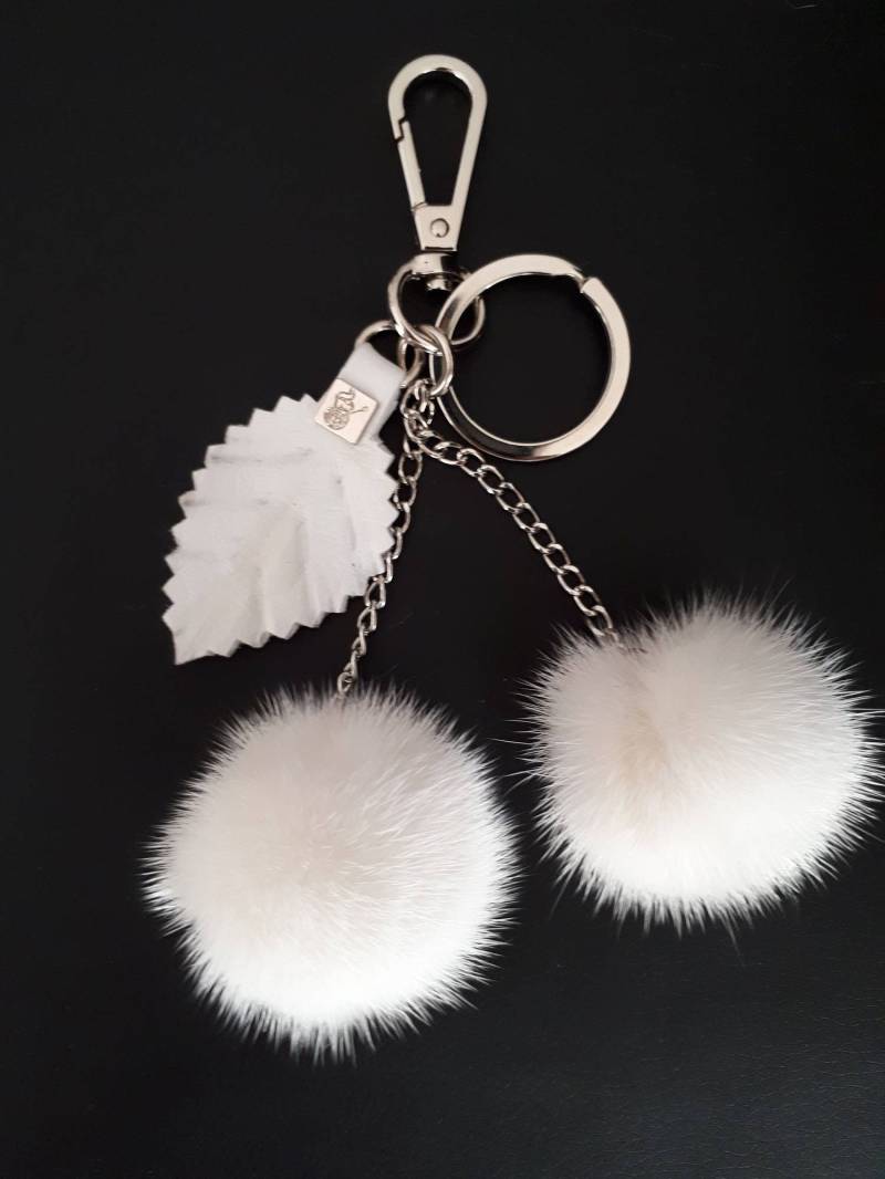 Weißer Nerz Taschenanhänger Schlüsselanhänger Pompom An Kette Und Echt Leder Blatt Weißer Nerz Taschenanhänger Schlüsselanhänger Pompom An Kette Und Echt Leder Blatt von QLeathercom