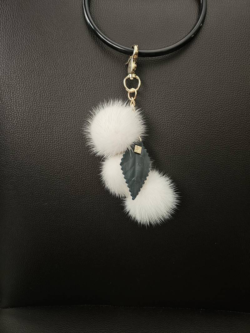 Weißer Pelz Pompom Schlüsselanhänger, Taschenbaumler Oder Nerz Schlüsselanhänger Mit Kette Und Echtleder Blatt Weißer Pelz Pompom Schlüsselanhänger, Taschenbaumler Oder Nerz Schlüsselanhänger Mit Kette Und Echtleder Blatt von QLeathercom